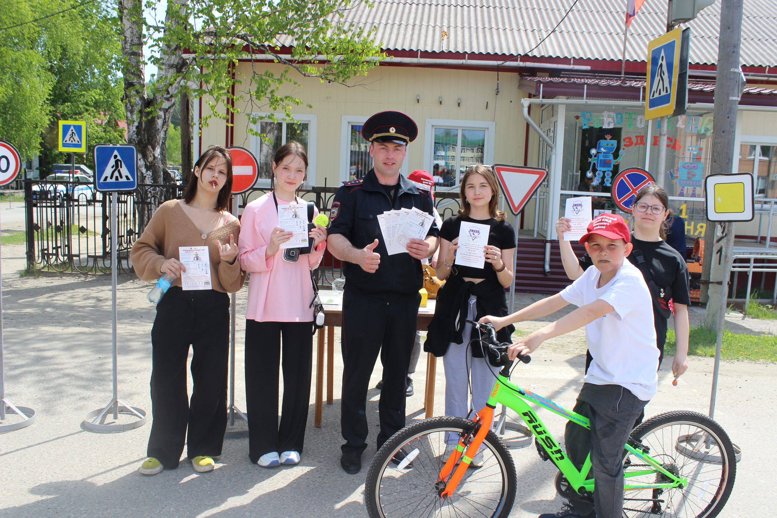 В День защиты детей Томские госавтоинспекторы обратились с призывом соблюдения ПДД к участникам дорожного движения.